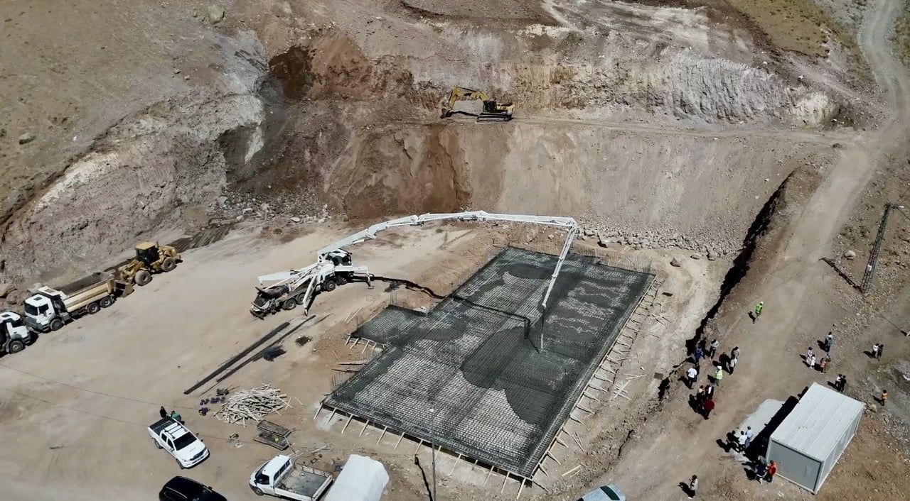 AĞRI’DA 2 BİN 300 RAKIMLI KÖYDE AFET RİSKİ EĞİTİME ENGEL OLMADI, TEPE YONTULARAK OKUL ALANI...