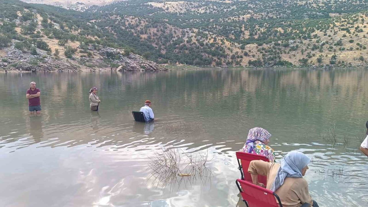 ADIYAMAN’IN GERGER İLÇESİNE BAĞLI GÜRGENLİ KÖYÜ SINIRLARI İÇERİSİNDE YER ALAN SÜLÜKLÜ GÖL, SON...