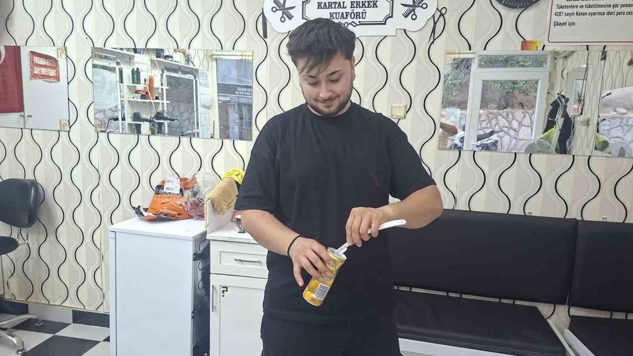 HİSARCIKLI KUAFÖR ESKİ JİLETLERİ ÇÖPE ATMIYOR, SOKAK HAYVANLARINI KORUYOR