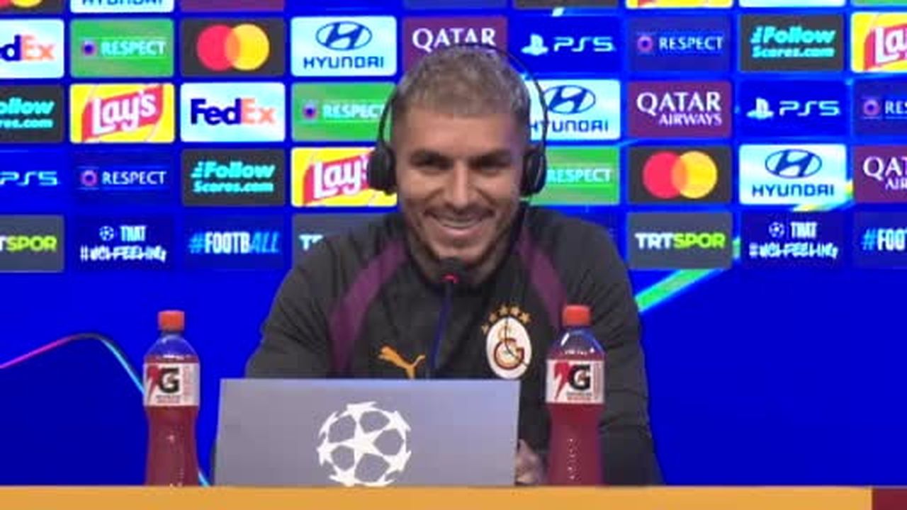 Galatasaray'ın Uruguaylı futbolcusu Lucas Torreira, Barcelona maçında takım arkadaşlarına...