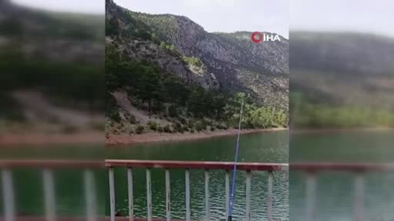 Deprem sırasında yamaçtan kopan kaya kütlesi böyle görüntülendi