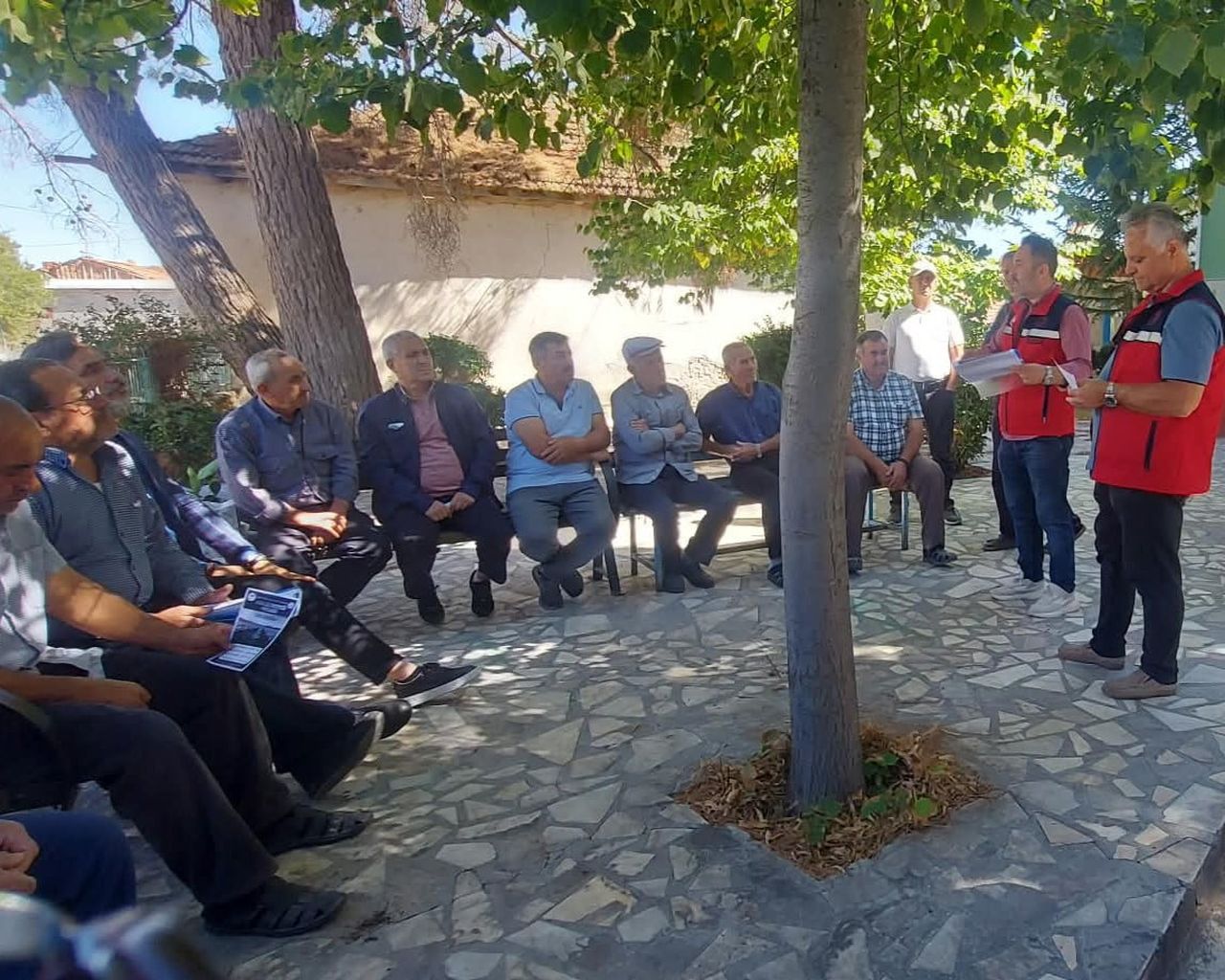 UŞAK İL TARIM VE ORMAN MÜDÜRLÜĞÜ EKİPLERİ, FARKLI KÖYLERDE ÜRETİCİLERLE BİR ARAYA GELEREK...