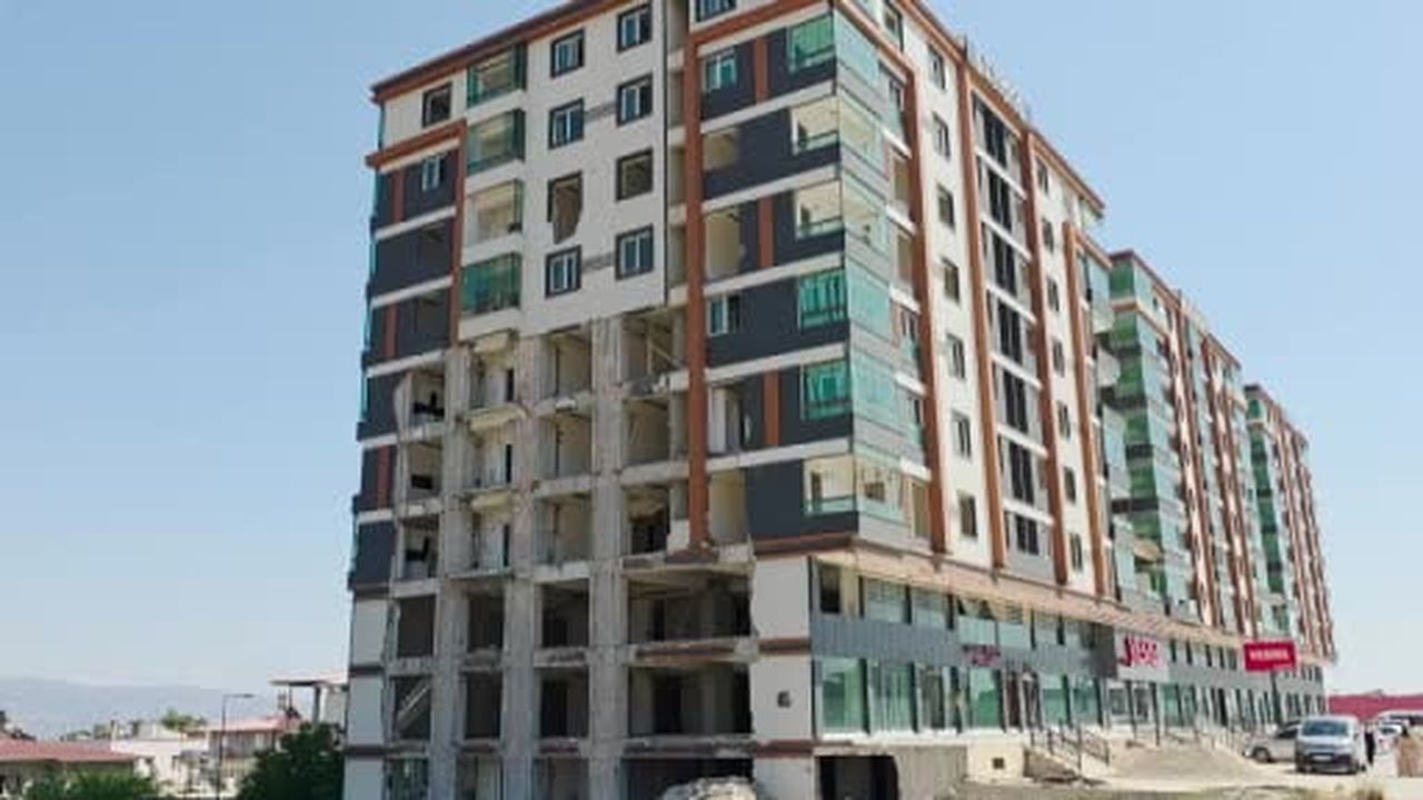 Görünüşüyle önünden geçenlere yıkılacak korkusu yaşatan 8 katlı bina, deprem yarıkları ve...