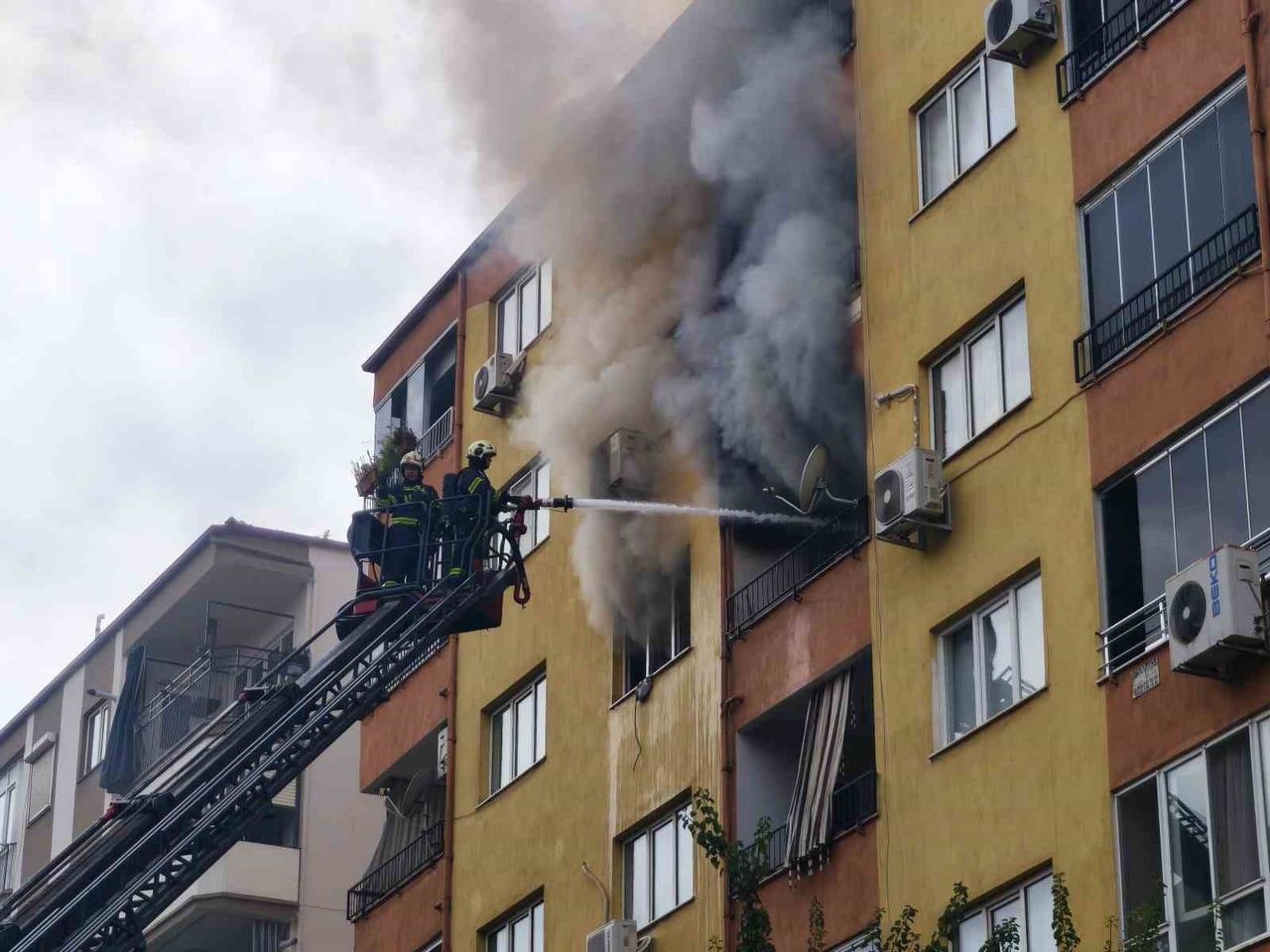 DENİZLİ'NİN MERKEZEFENDİ İLÇESİNDE 7 KATLI BİR APARTMANIN 5'İNCİ KATINDA YANGIN ÇIKTI