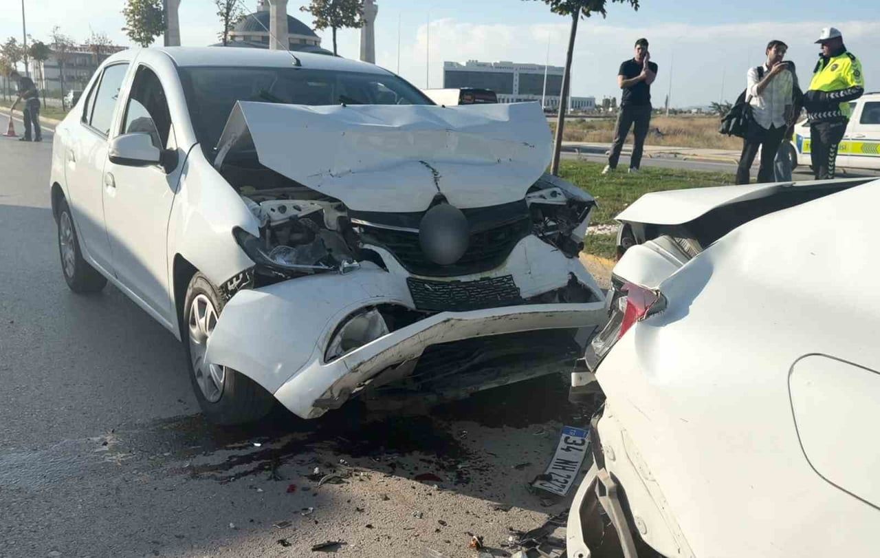 AKSARAY’DA TRAFİK IŞIKLARINDA MEYDANA GELEN ZİNCİRLEME KAZADA POLİS ARACI DAHİL DÖRT ARAÇ...