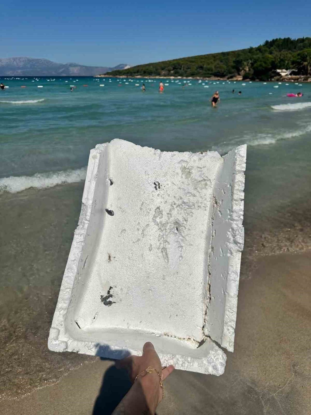 İZMİR'İN ÇEŞME İLÇESİNDE BULUNAN PAŞALİMANI MEVKİİNDE DENİZDEN SÜRÜKLENEN YÜZLERCE KÖPÜK KUTU...