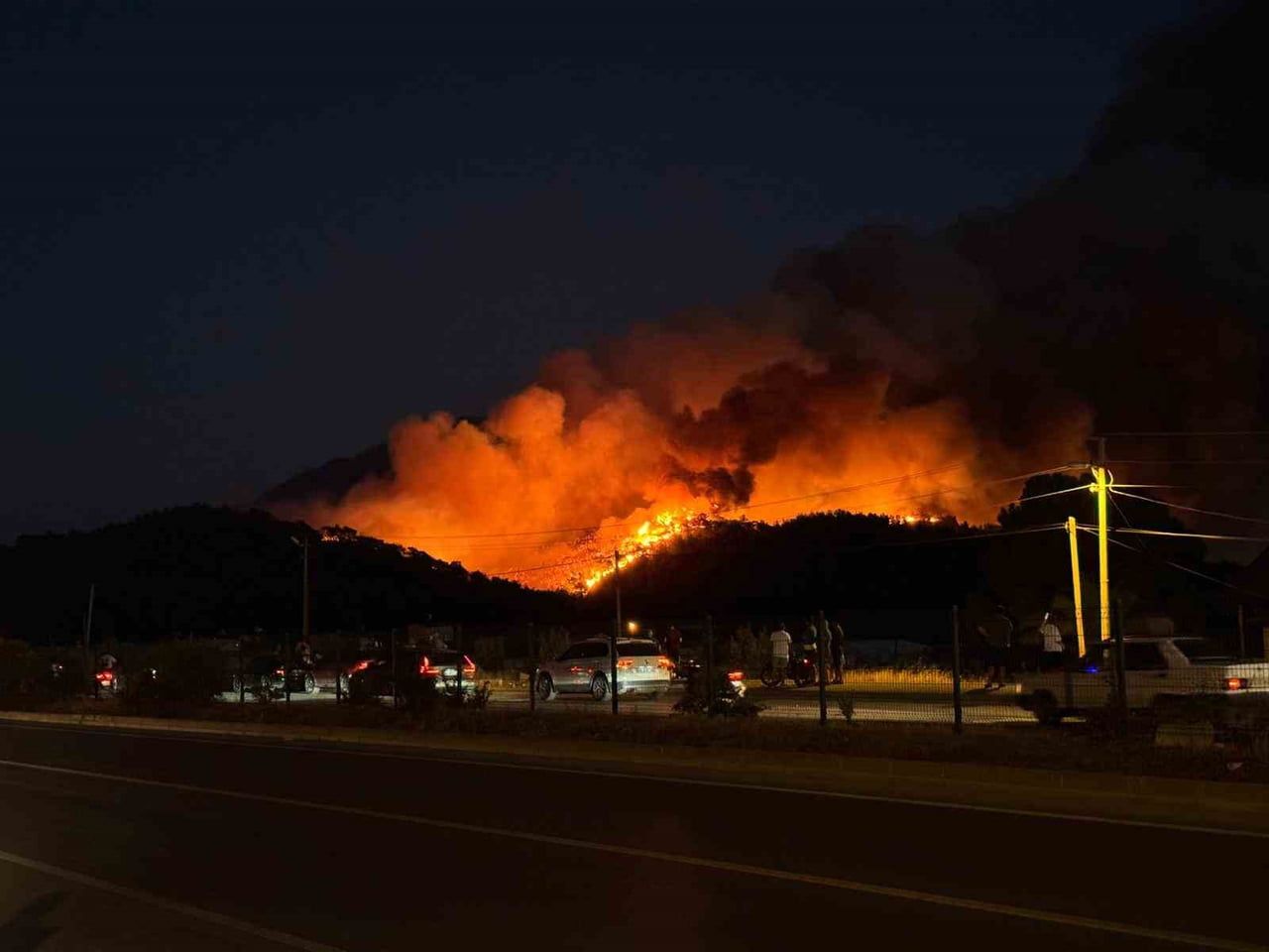 MUĞLA'NIN FETHİYE İLÇESİNDE ORMANLIK ALANDA ÇIKAN VE RÜZGARIN ŞİDDETİYLE BÜYÜYEN YANGINDA ALEVLER...