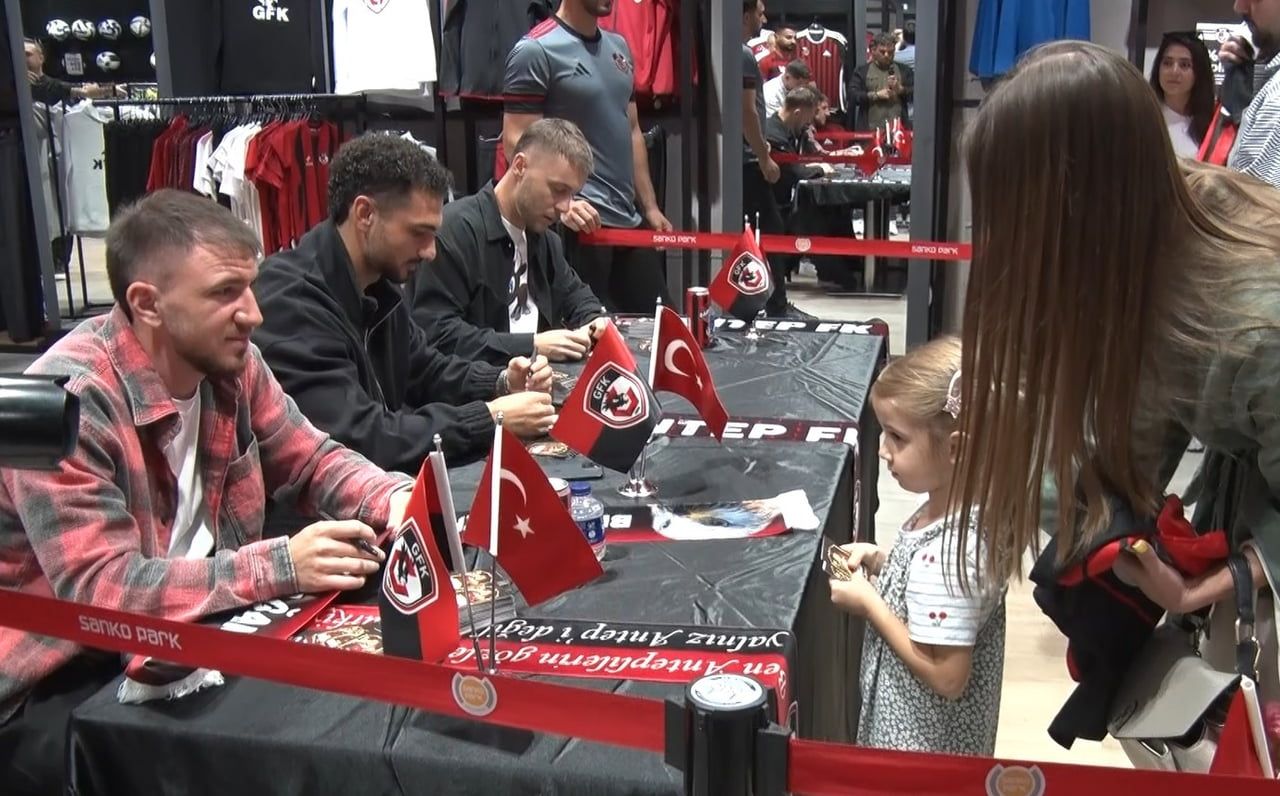 GAZİANTEP FUTBOL KULÜBÜ FUTBOLCULARI ALEXANDRU MAXİM, DEİAN SORESCU VE KERİM ÇALHANOĞLU,...