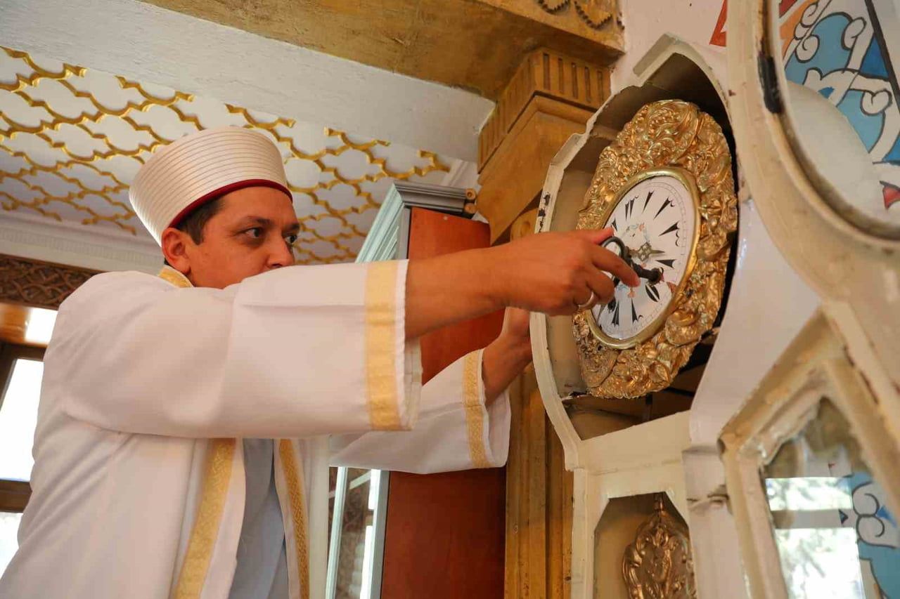 KAHRAMANMARAŞ’TA TARİHİ BEYAZITLI CAMİ’NİN DUVARINDA BULUNAN YAKLAŞIK 97 YILLIK SAAT, GEÇMİŞTEN...