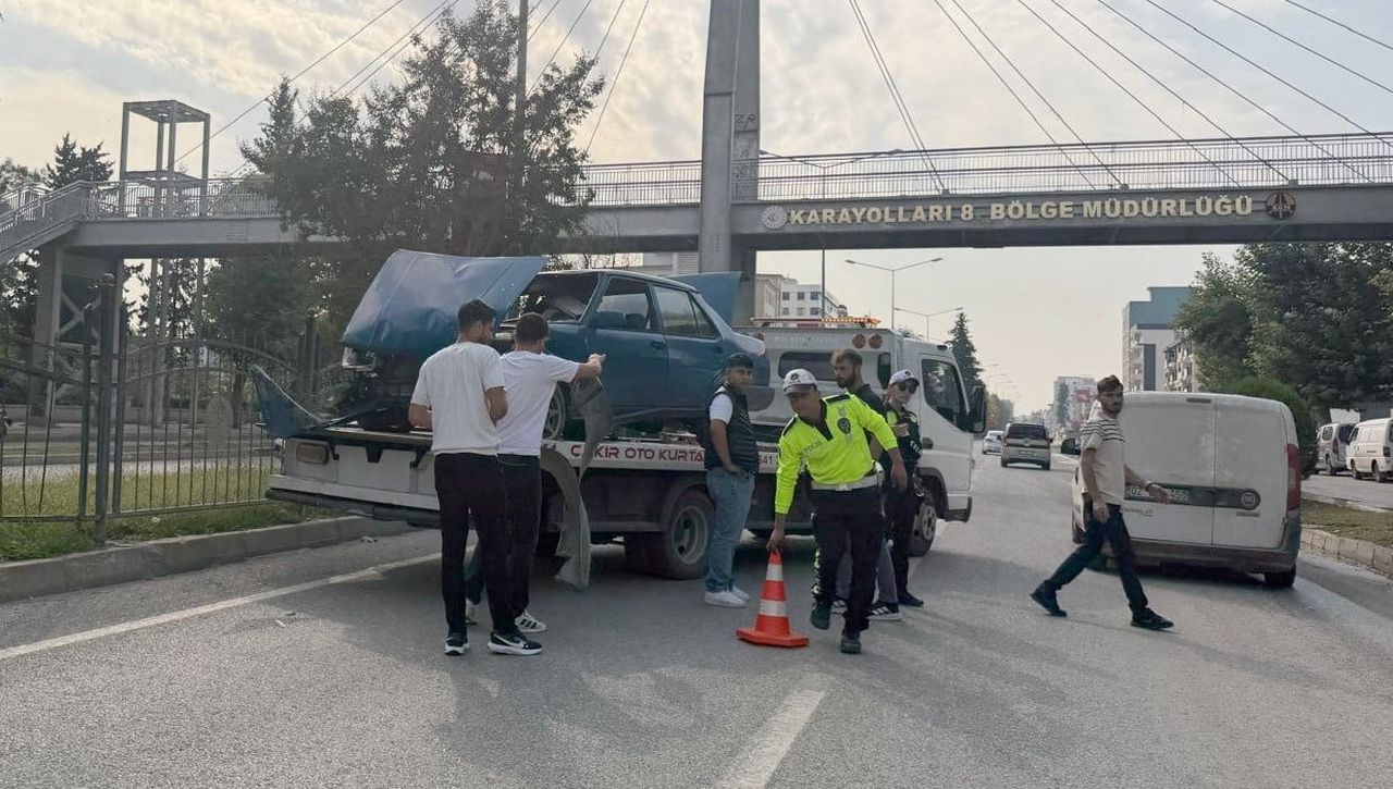 ADIYAMAN’DA SÜRÜCÜSÜNÜN DİREKSİYON HAKİMİYETİNİ KAYBETTİĞİ OTOMOBİL REFÜJE ÇIKARAK...