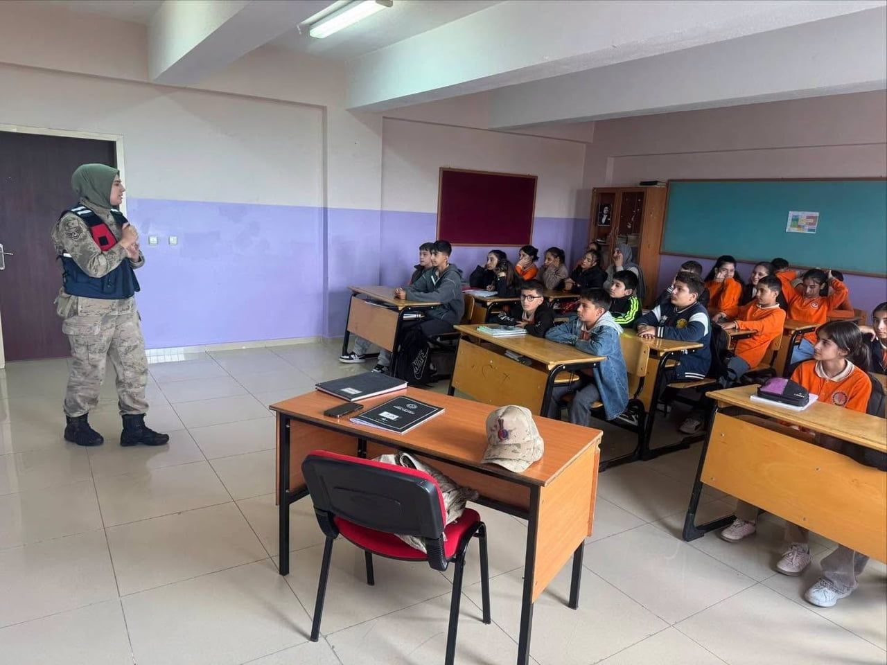 ERZİNCAN'DA JANDARMA EKİPLERİNCE 65 OKUL VE ÇEVRESİ İLE 128 UMUMA AÇIK YERDE YAPILAN DENETİMLERDE...