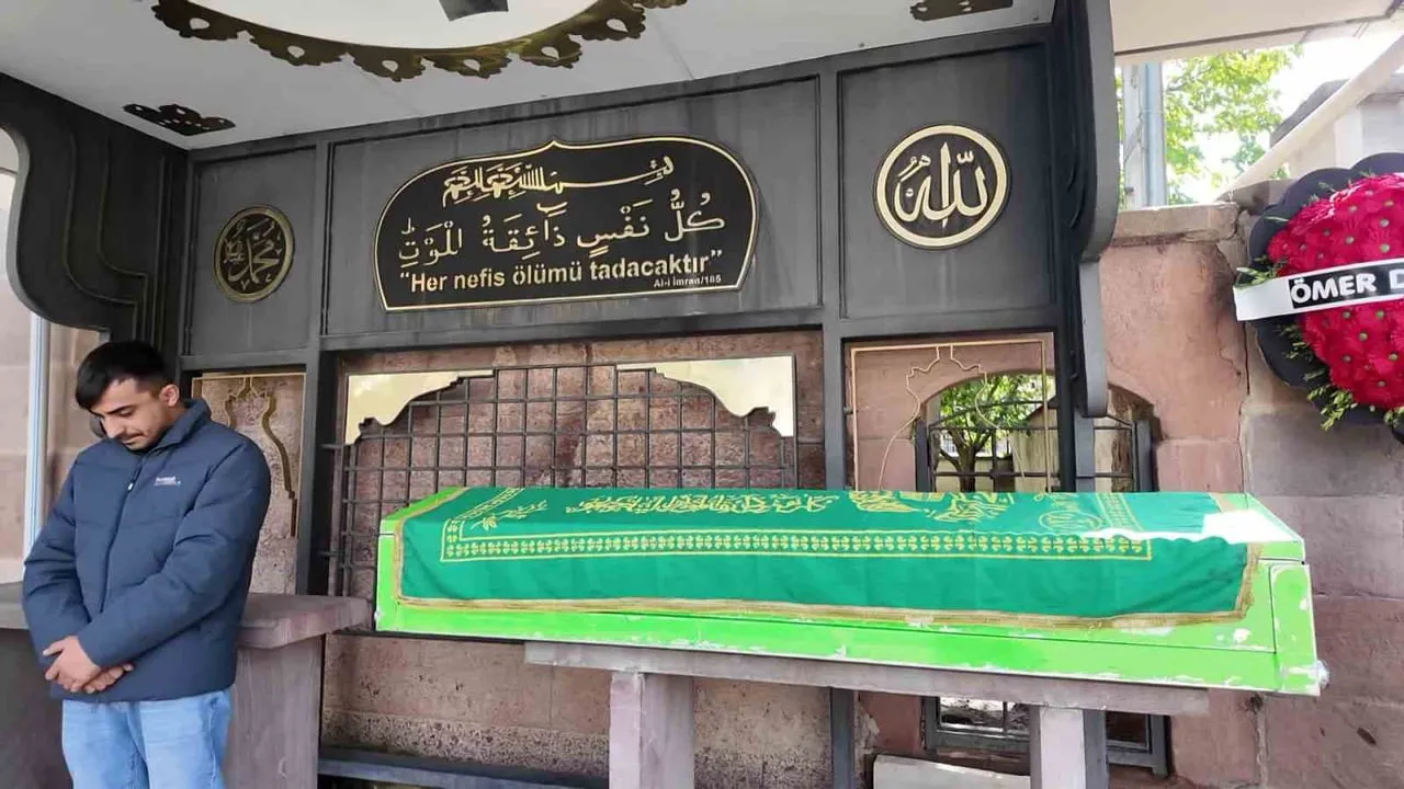 ERZURUM'UN OLTU İLÇESİNDE UZUN YILLAR ÖĞRETMENLİK VE İDARECİLİK YAPAN, BİNLERCE ÖĞRENCİNİN...