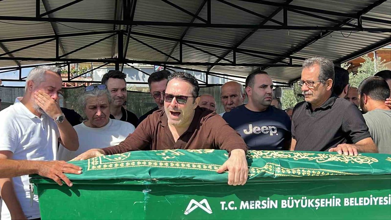 ATİLLA TAŞ, KIZININ TABUTUNA SARILIP 'BABAM BEN GELDİM' DİYEREK GÖZ YAŞI DÖKTÜ.