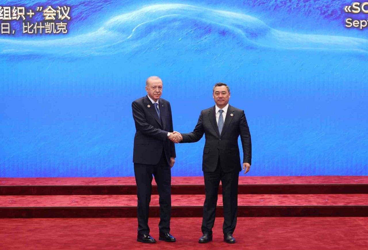 CUMHURBAŞKANI ERDOĞAN'I KONGRE MERKEZİNDE KIRGIZİSTAN CUMHURBAŞKANI SADR CAPAROV KARŞILADI