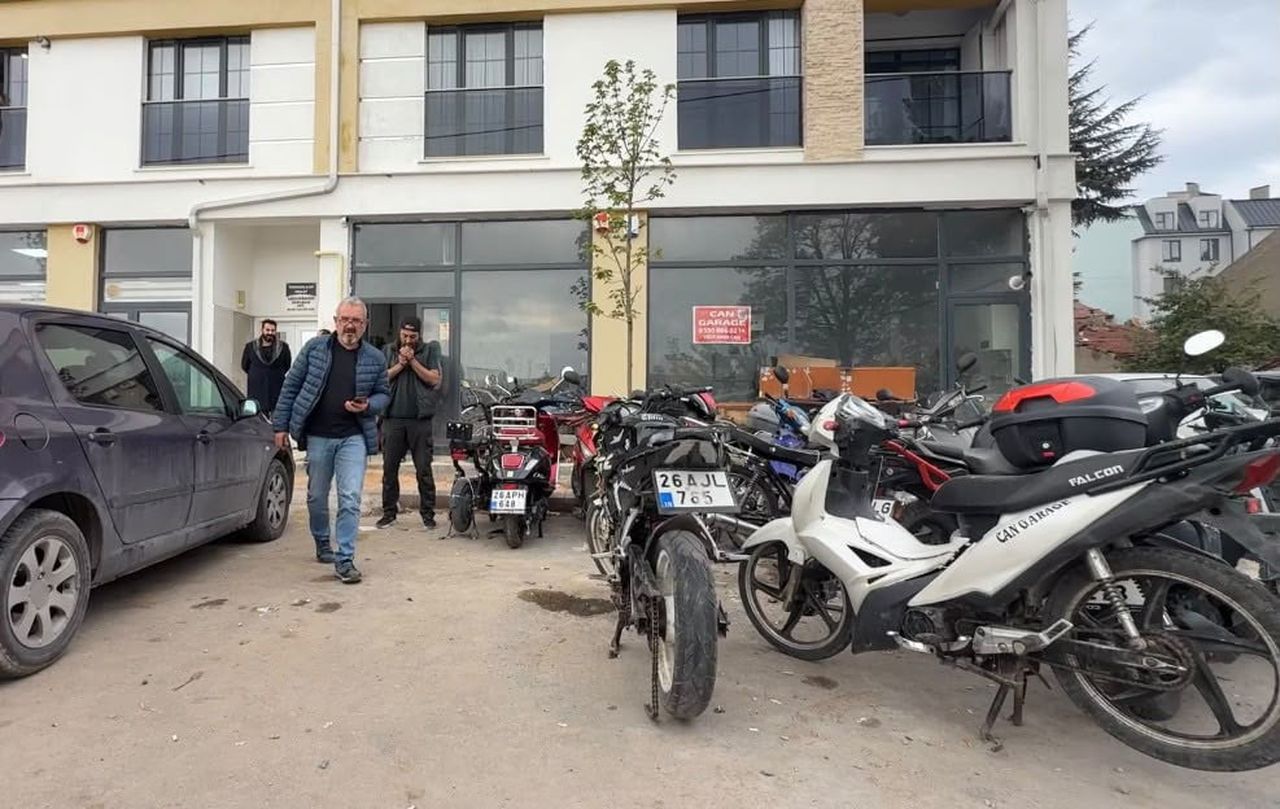 ESKİŞEHİR’DE PARK HALİNDEKİ BİR MOTOSİKLETİN ÇALINMASI OLAYIYLA İLGİLİ GÖZALTINA ALINAN İKİ...
