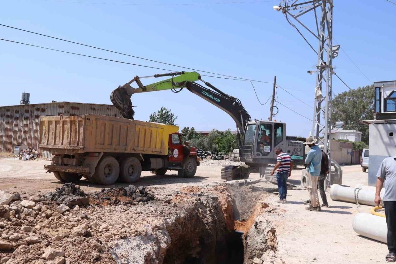 REYHANLI İLÇESİ TAYFUR SÖKMEN MAHALLESİ’NDE DEVAM EDEN KANALİZASYON HATTI ÇALIŞMALARINDAN...