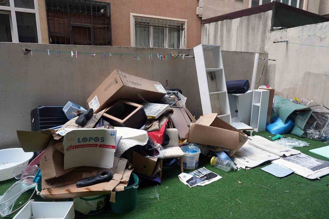 "ÇÖP EV" OLDUĞU TESPİT EDİLEN ADRESTE KAPSAMLI TEMİZLİK VE TAHLİYE ÇALIŞMASI...