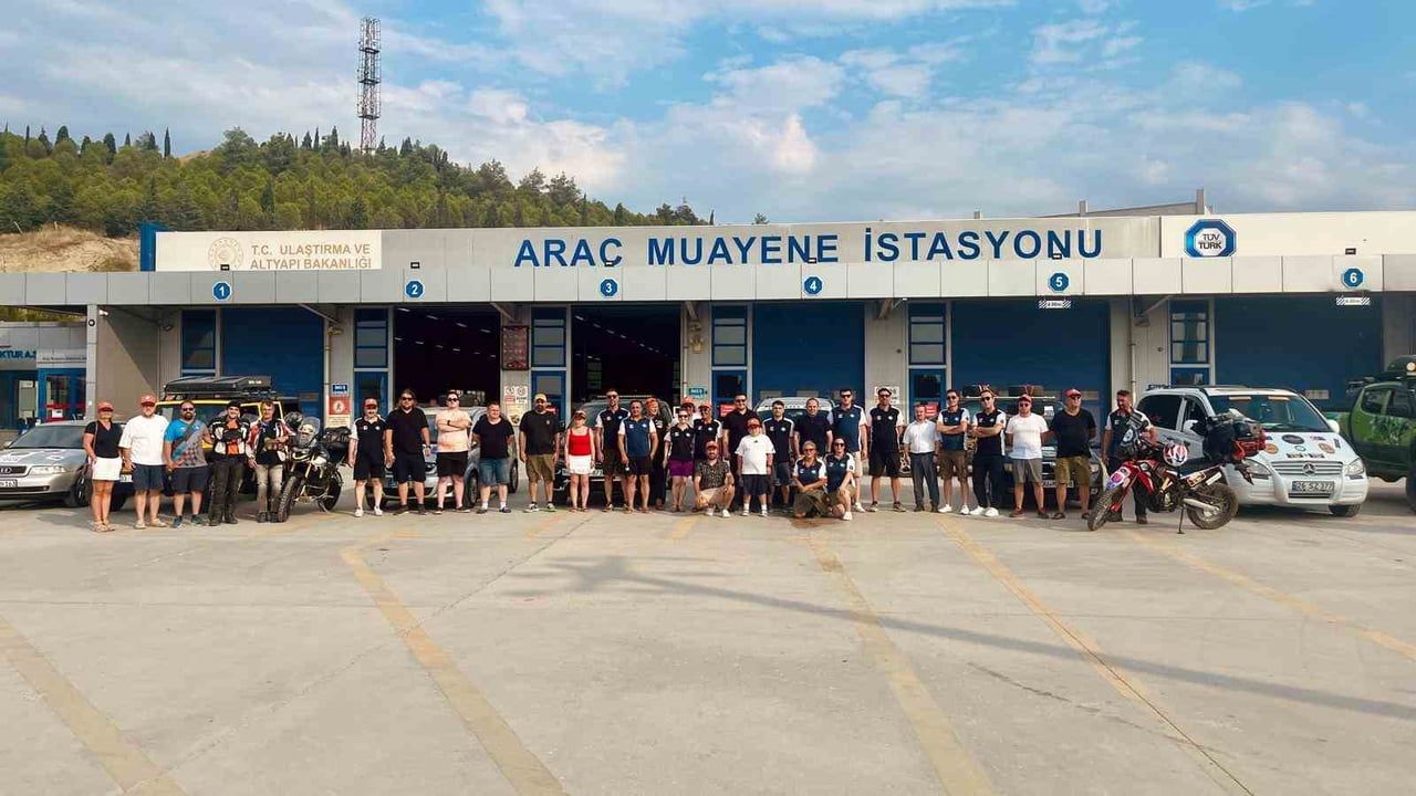 KATILIMCILAR, TÜVTÜRK İSTASYONLARINI ZİYARET EDEREK HAZIRLANAN HEDİYELERİ TESLİM ALDI