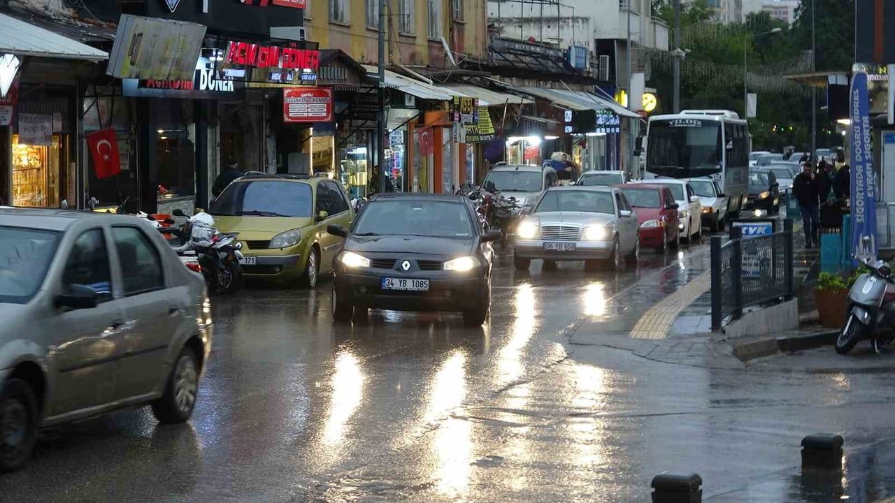 KENTTE YAĞIŞ NEDENİYLE YOLLARDA İLERLEYEN OTOMOBİL VE MOTOSİKLET SÜRÜCÜLERİ, MUHTEMEL KAZALARIN...