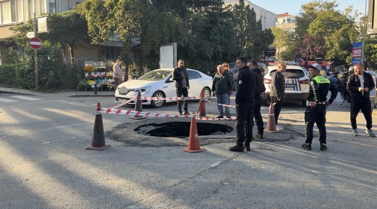 BEŞİKTAŞ’TA, YOLDA HENÜZ BİLİNMEYEN BİR NEDENLE ÇÖKME MEYDANA GELDİ. ÇÖKMENİN ARDINDAN BÖLGEDE...