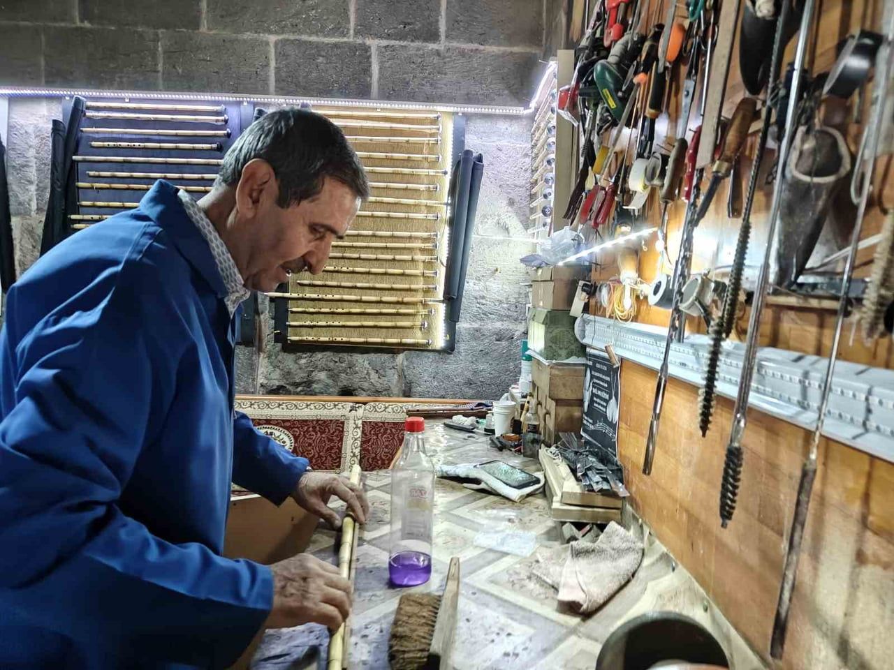 KAYSERİ’DE YAŞAYAN EMEKLİ ÖĞRETMEN SEYFİ GÜNAY, MESLEK YILLARINDA ÜFLEMEYE BAŞLADIĞI NEY SEVGİSİNİ...