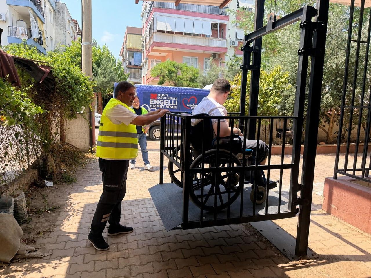KEPEZ BELEDİYESİ, ENGELLİ VATANDAŞLARI EVLERİNDEN ALINARAK TEDAVİ GÖRECEKLERİ SAĞLIK MERKEZİNE...