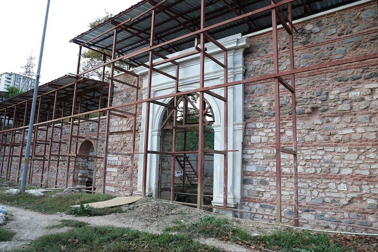 SADABAD SARAYI’NDA TARİHÎ BAHÇE DUVARLARI İLE 6 ANITSAL KAPININ RESTORASYONUNDA SON AŞAMAYA...