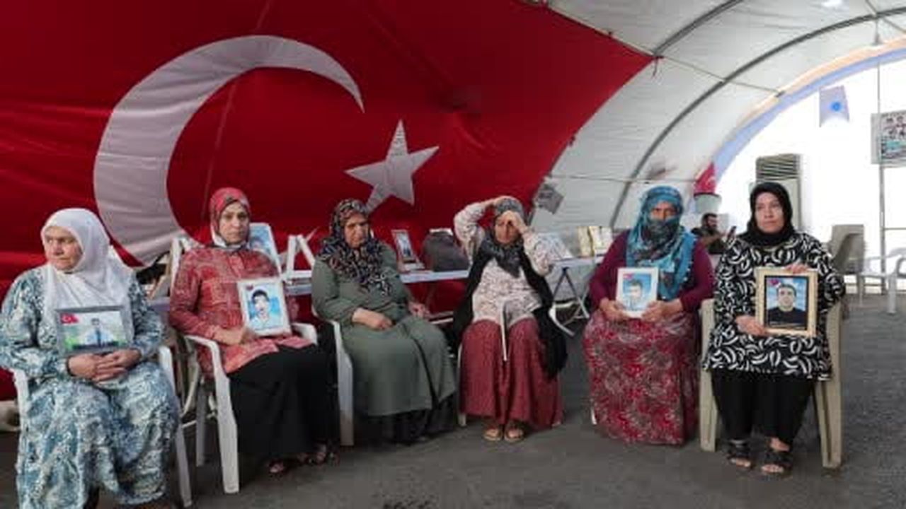 Diyarbakır anneleri PKK ve uzantısı YPG-SDG'nin feshini değerlendirdi
