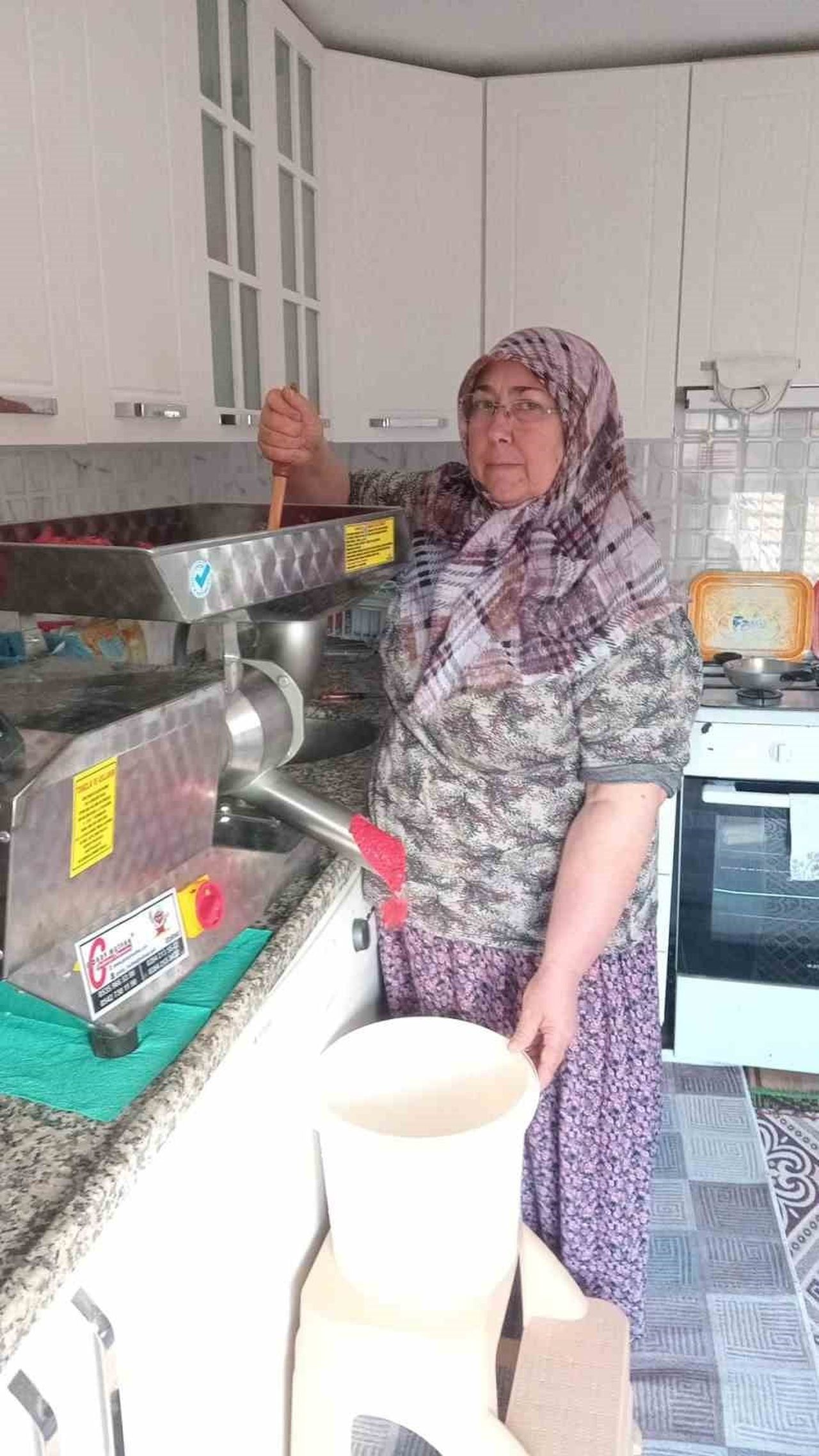 UZUNKÖPRÜ’DE KADINLARA SALÇA MAKİNESİ DESTEĞİ