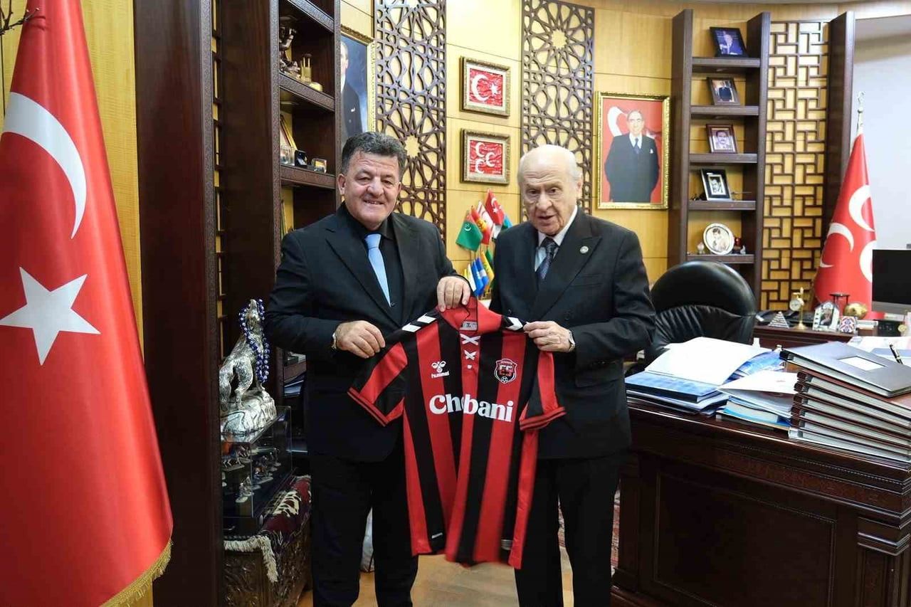 ZİYARETTE BAHÇELİ’YE ERZİNCANSPOR FORMASI VE ÇEŞİTLİ HEDİYELER TAKDİM EDİLDİ.