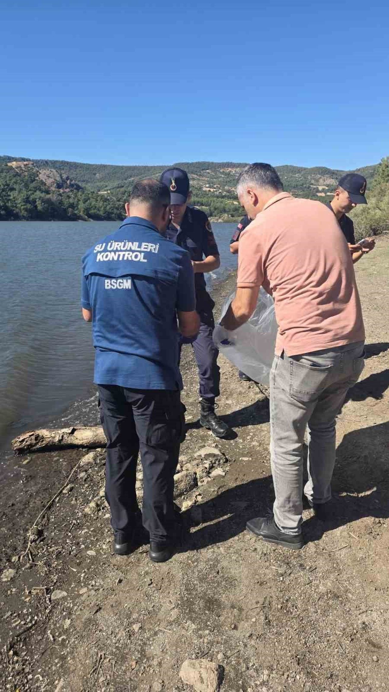 ÇANAKKALE’DE BULUNAN ATİKHİSAR BARAJ GÖLÜ’NDE GERÇEKLEŞEN BALIK ÖLÜMLERİ NEDENİYLE EKİPLER BÖLGEDE...