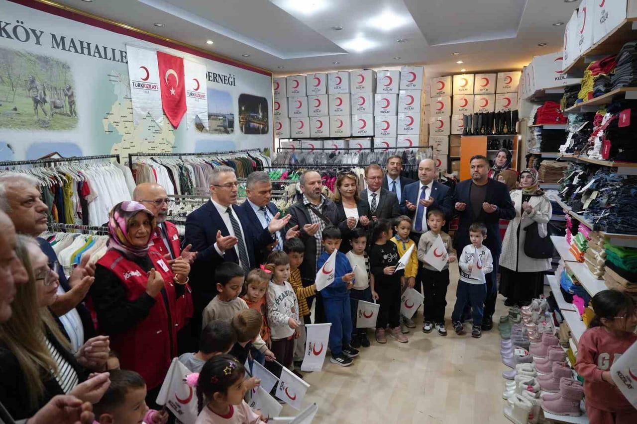 TÜRK KIZILAY TEKKEKÖY ŞUBESİ, İHTİYAÇ SAHİBİ AİLELERİN KIŞLIK GİYİM BAŞTA OLMAK ÜZERE TEMEL...