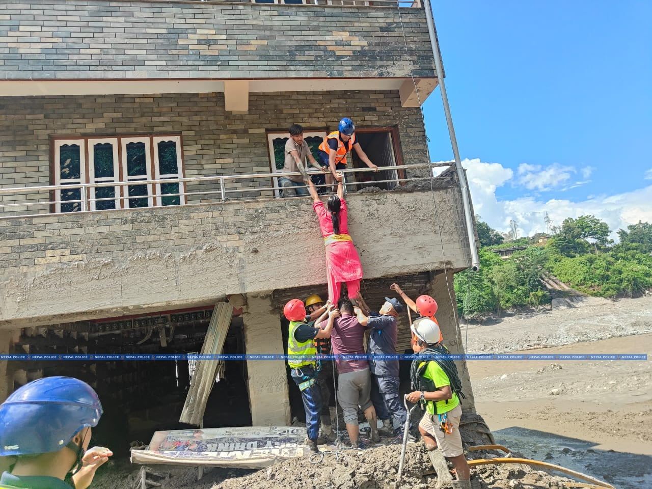 NEPAL’DE MEYDANA GELEN SEL FELAKETİNDE HAYATINI KAYBEDENLERİN SAYISI EN AZ 676’YA YÜKSELDİ.
