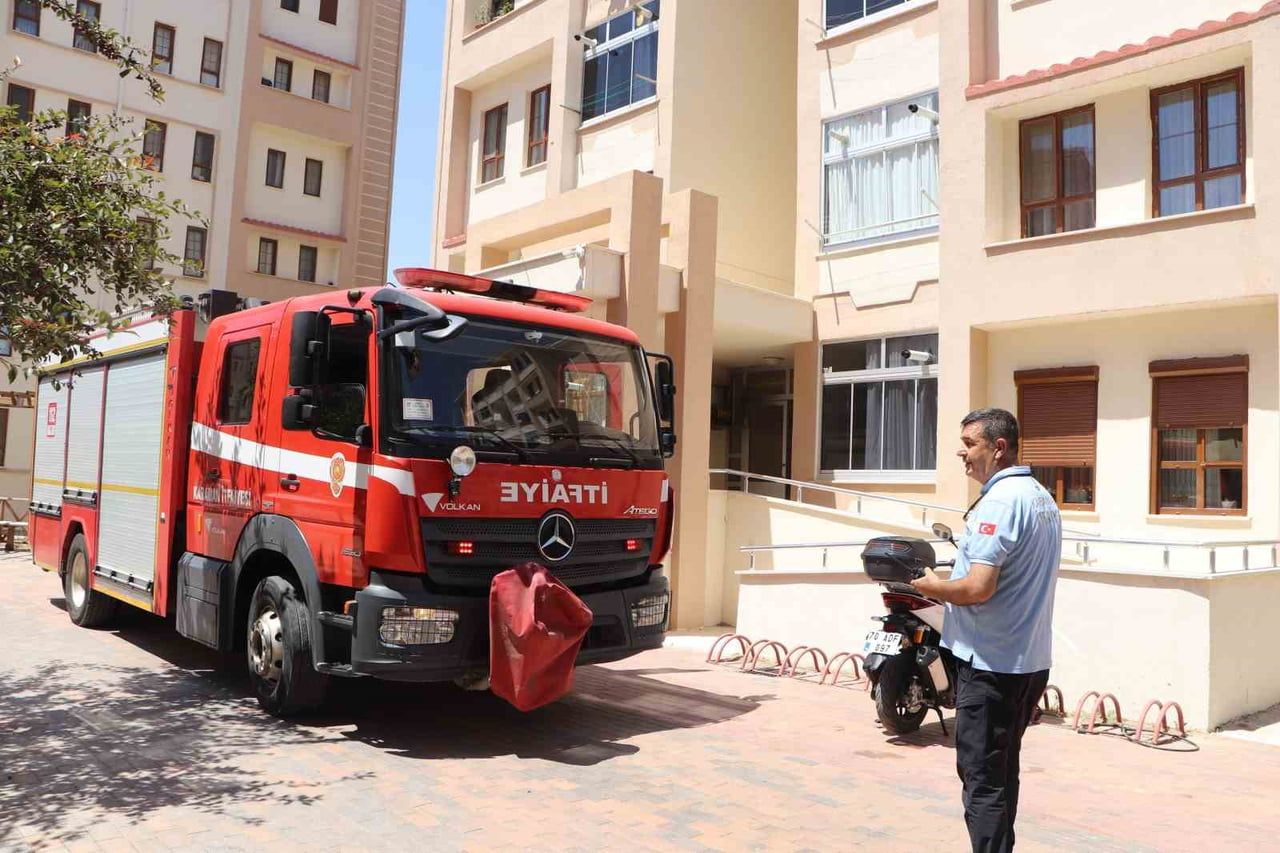 KARAMAN'DA BİR SİTEDE BULUNAN APARTMAN DAİRESİNDE ÇIKAN YANGIN, İTFAİYE EKİPLERİNİN HIZLI...
