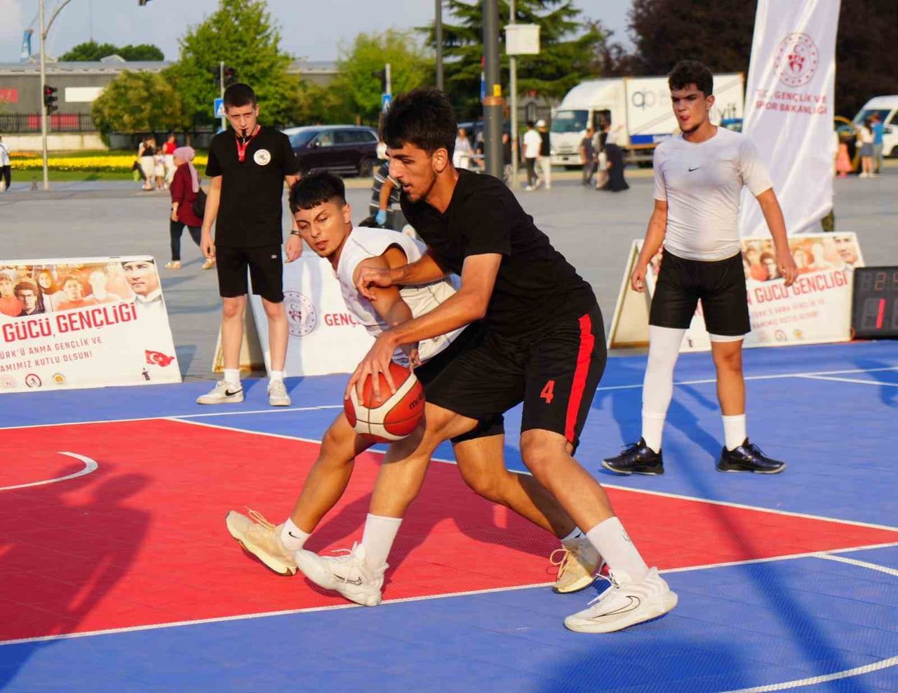 SAMSUN’DA GENÇLİK VE SPOR FESTİVALİ KAPSAMINDA DÜZENLENEN 3X3 BASKETBOL TURNUVASI’NDA TAKIMLARIN...