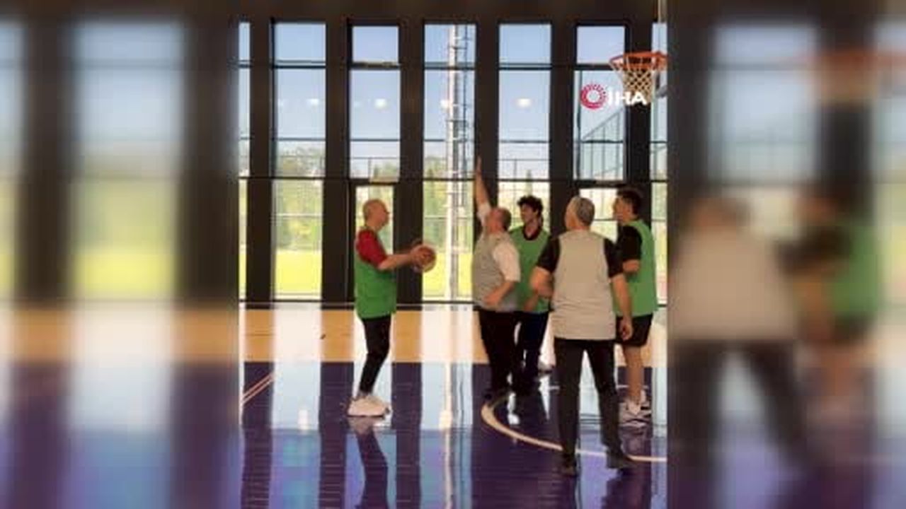 Mustafa Varank, Cumhurbaşkanı Erdoğan'ın basketbol oynadığı anları paylaştı