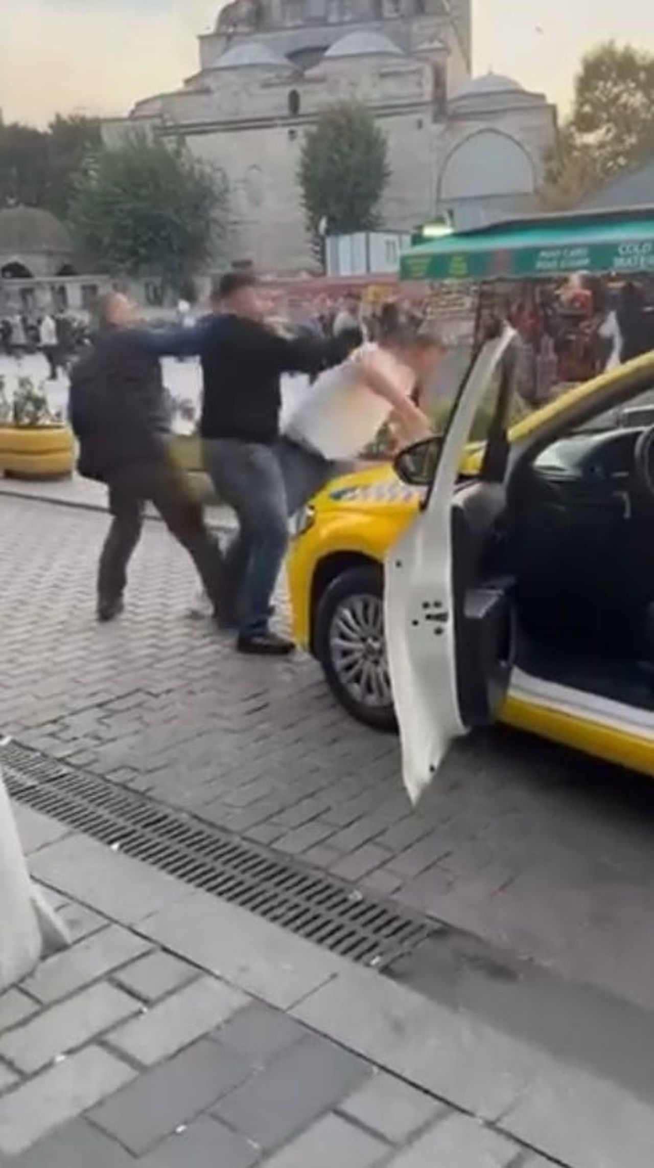 İSTANBUL FATİH’TE İKİ TAKSİ ŞOFÖRÜ ARASINDA İDDİAYA GÖRE YOLCU ALMA NEDENİYLE ÇIKAN TARTIŞMA...