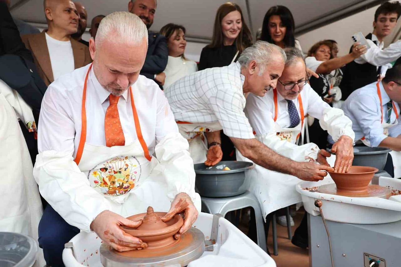 BU YIL 45 ÜLKENİN KATILIMIYLA GERÇEKLEŞTİRİLEN 5. ULUSLARARASI MENEMEN ÇÖMLEK FESTİVALİ, ADINDAN...