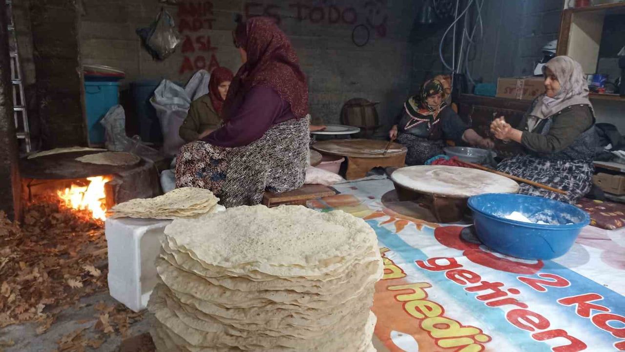 HAVZA'DA GELENEKSEL YÖNTEMLERLE YUFKA VE EKMEK YAPAN KADINLAR, BELİRLENEN SIRAYA GÖRE BİR ARAYA...