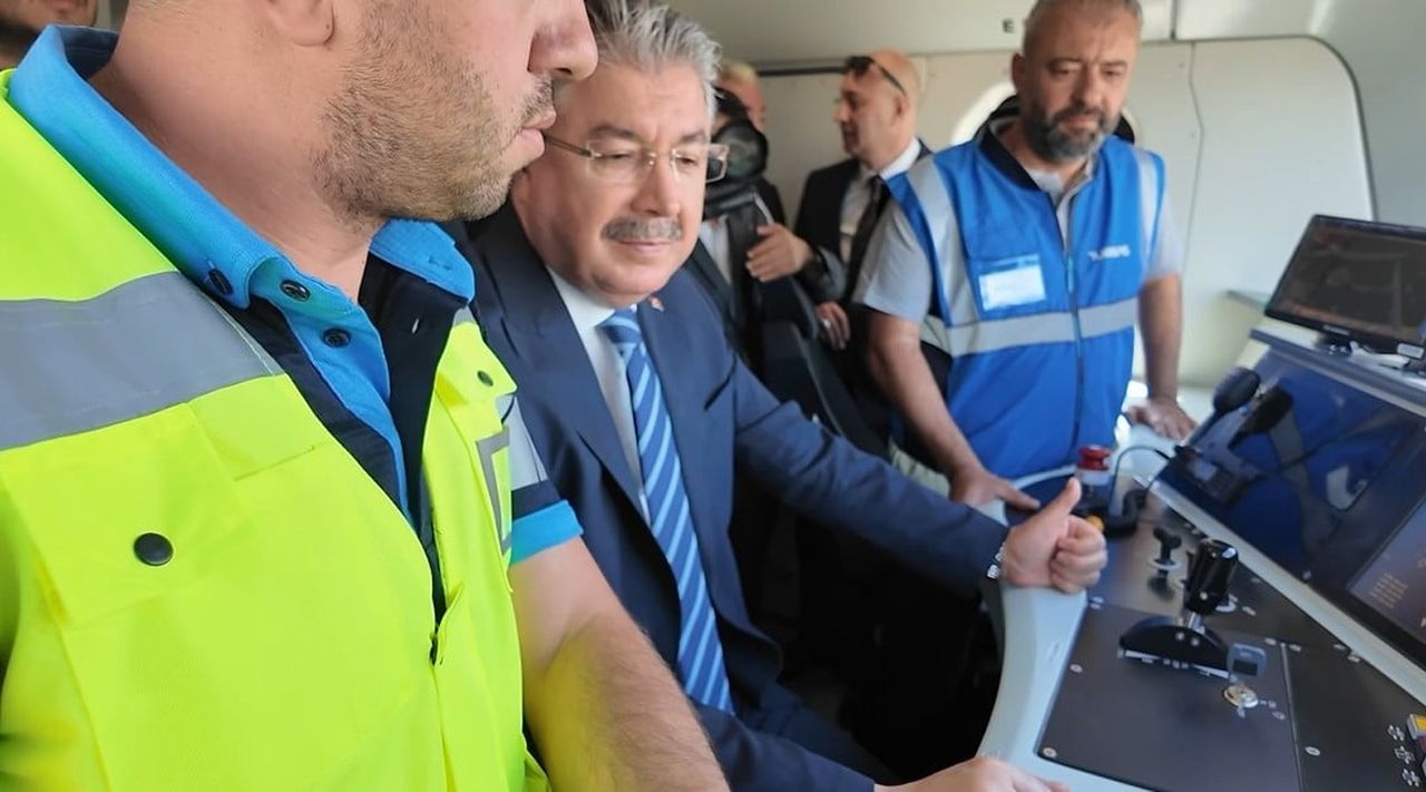 ESKİŞEHİR'DE ÜRETİLEN YERLİ VE MİLLİ ELEKTRİKLİ LOKOMOTİF E5000'İ SÜREN VALİ DR. ERDİNÇ YILMAZ...
