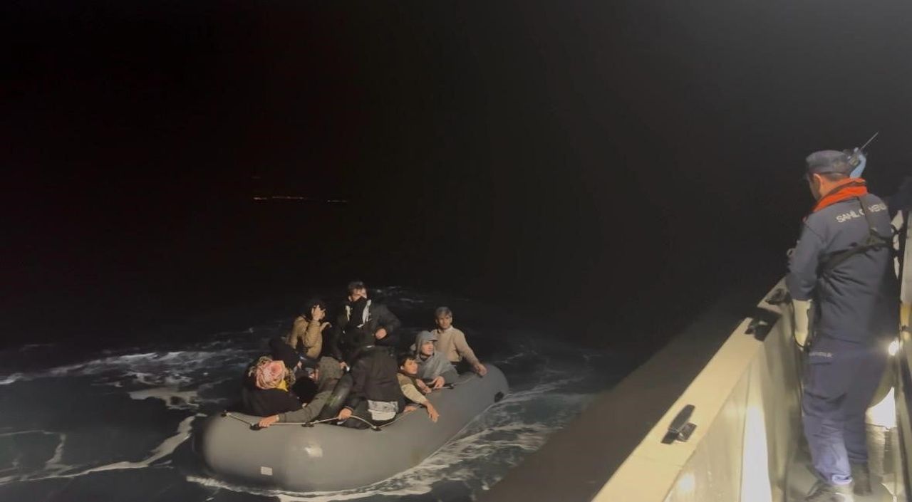 ÇANAKKALE'NİN GÖKÇEADA İLÇESİ AÇIKLARINDA SÜRÜKLENEN LASTİK BOTTAKİ 14 KAÇAK GÖÇMEN, SAHİL...