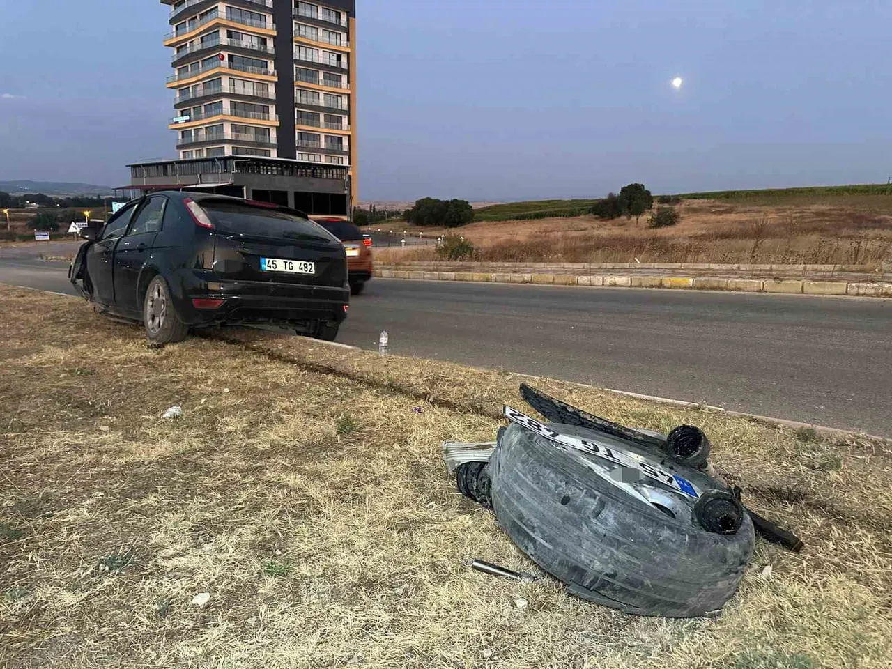 UŞAK’TA SÜRÜCÜSÜNÜN DİREKSİYON HAKİMİYETİNİ KAYBETMESİ SONUCU REFÜJE ÇIKAN OTOMOBİLDE BULUNAN...