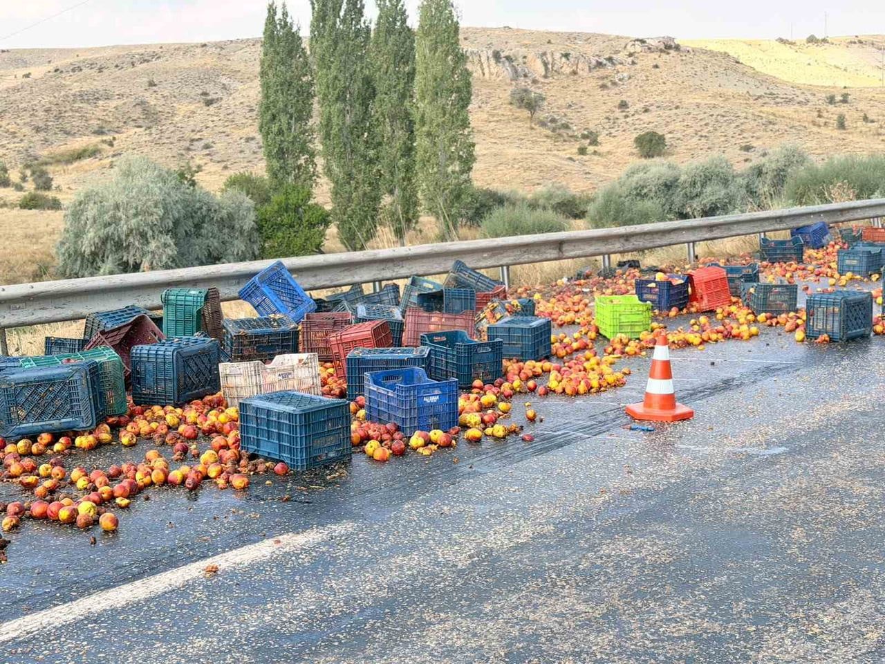 POLATLI İLÇESİNDE MEYVE TAŞIYAN TIRIN DORSESİ YAN YATINCA TAŞIDIĞI ŞEFTALİLER YOLA...