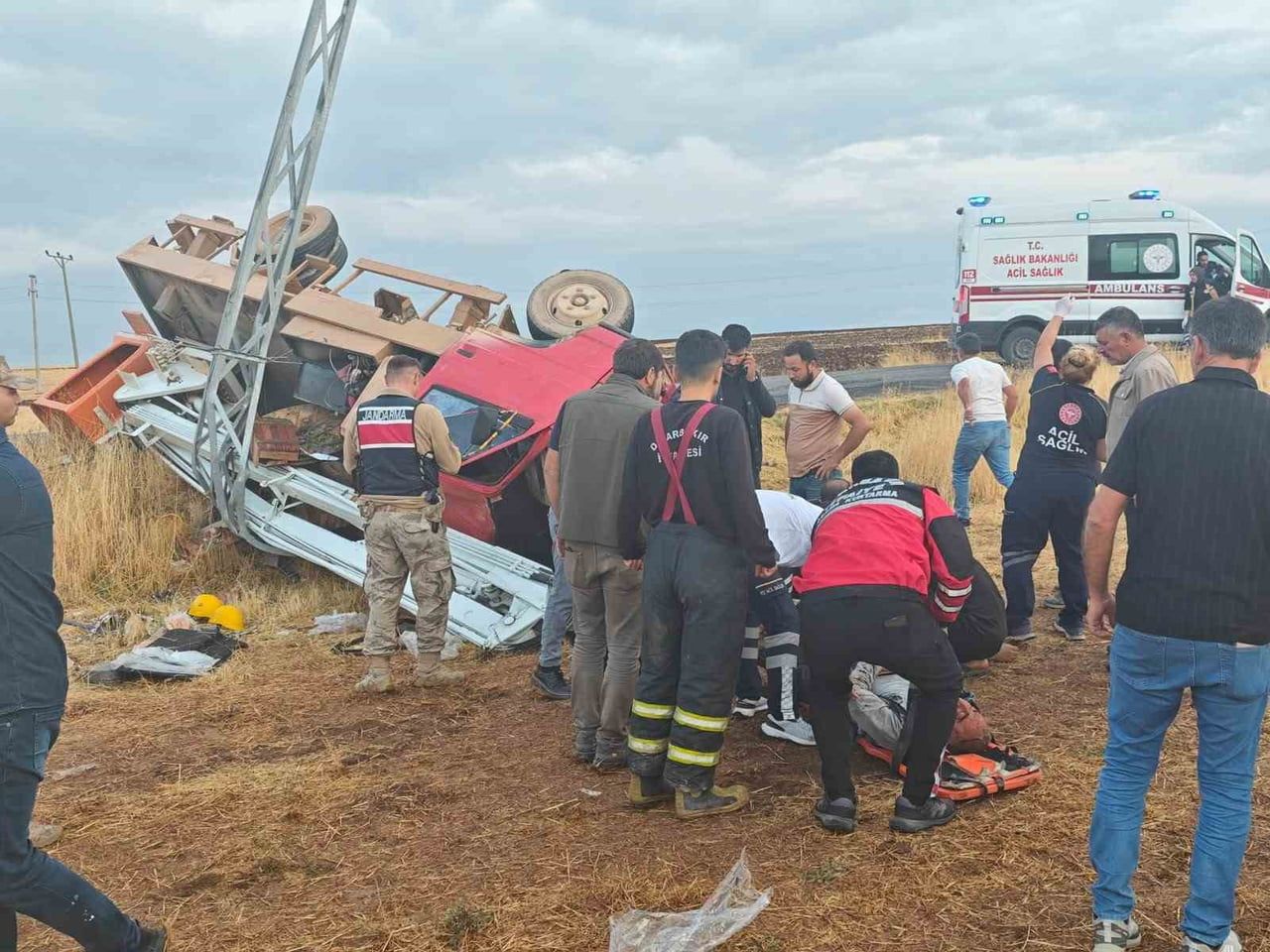 DİYARBAKIR’IN ERGANİ İLÇESİNDEKİ KAMYONETİN DEVRİLMESİ SONUCU MEYDANA GELEN TRAFİK KAZASINDA 5...