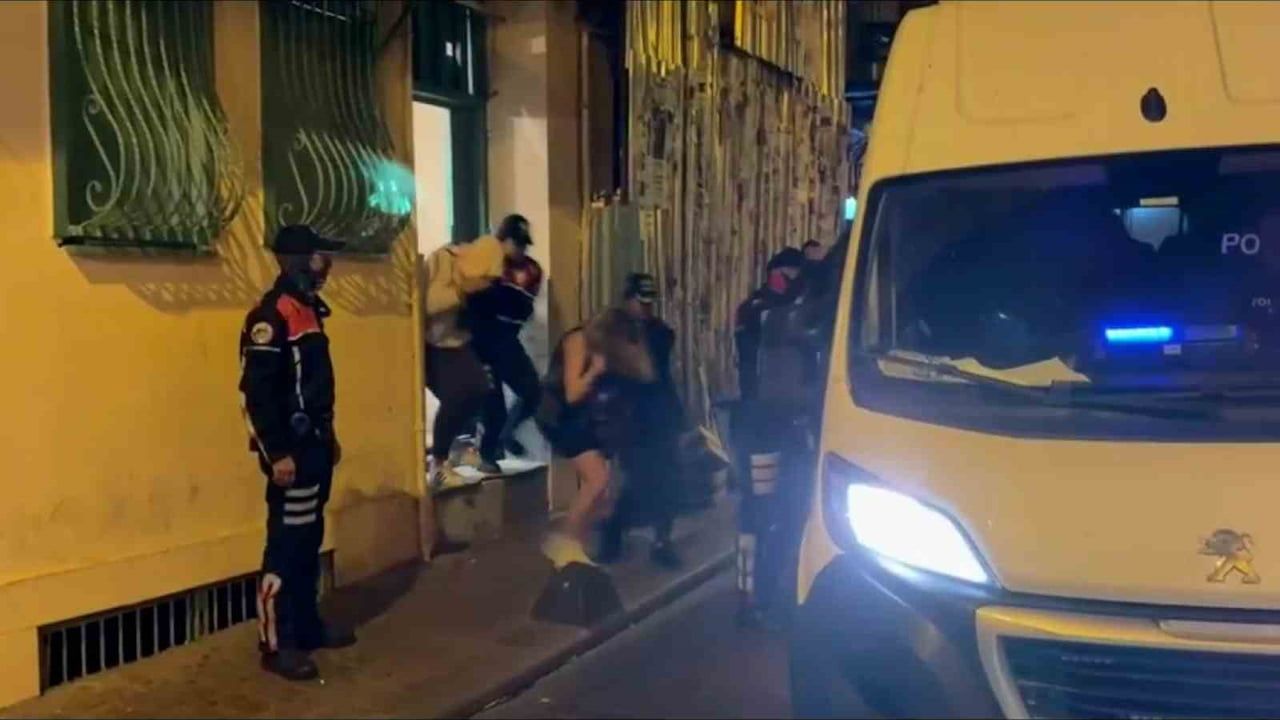İSTANBUL EMNİYET MÜDÜRLÜĞÜ EKİPLERİNCE BEYOĞLU’NDA KAMU DÜZENİNİN SAĞLANMASI, HUZUR VE GÜVEN...