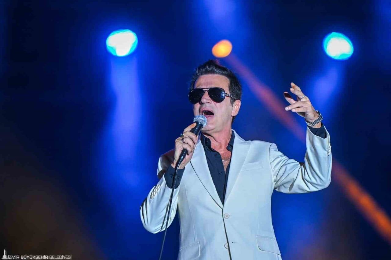 FUARIN GELENEKSEL ETKİNLİKLERİNDEN ÇİM KONSERLERİ’NDE TEOMAN SAHNE ALDI.