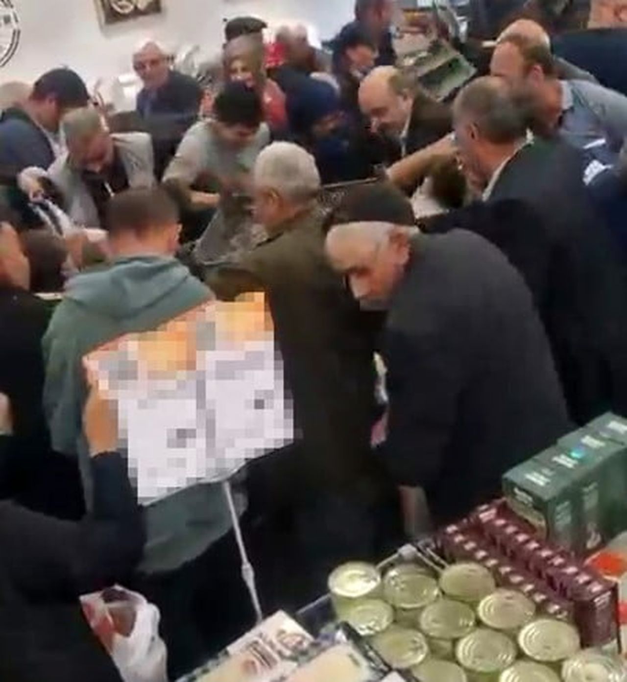 IĞDIR'DA BİR MARKETTE ADETİ 40 TL'DEN SATIŞA SUNULAN PALAMUT KAPIŞ KAPIŞ GİTTİ