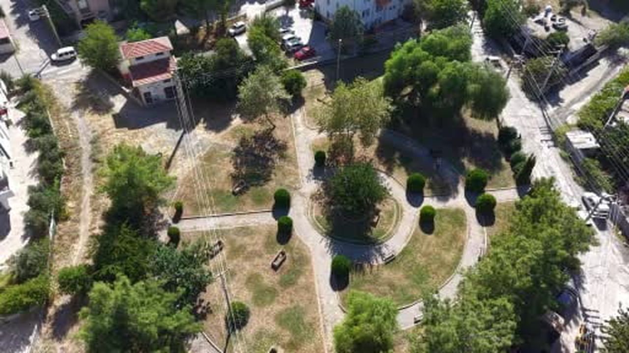 Osmaniye’de parkın ortasındaki mezar taşları dikkat çekiyor