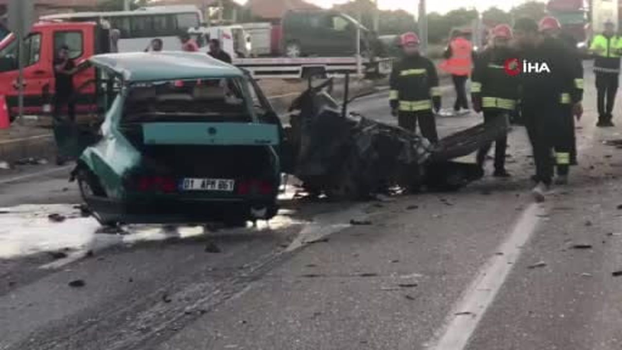Hafif ticari aracın çarptığı Tofaş otomobil ikiye bölündü: 2 yaralı