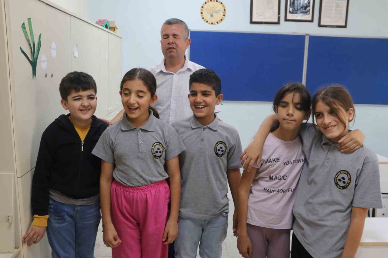 ADANA’DA ÖĞRETMENLİK YAPAN ALPAY ŞAHİN, KENDİSİ GİBİ GÖRME ENGELLİ ÖĞRENCİLERİNE 26 YILLIK...